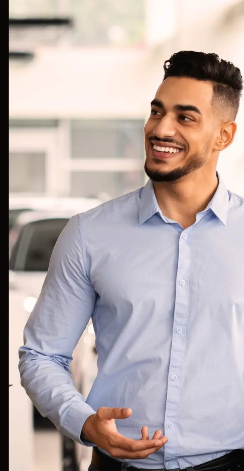 Collaborateur Automobiles Réunion devant une concession
